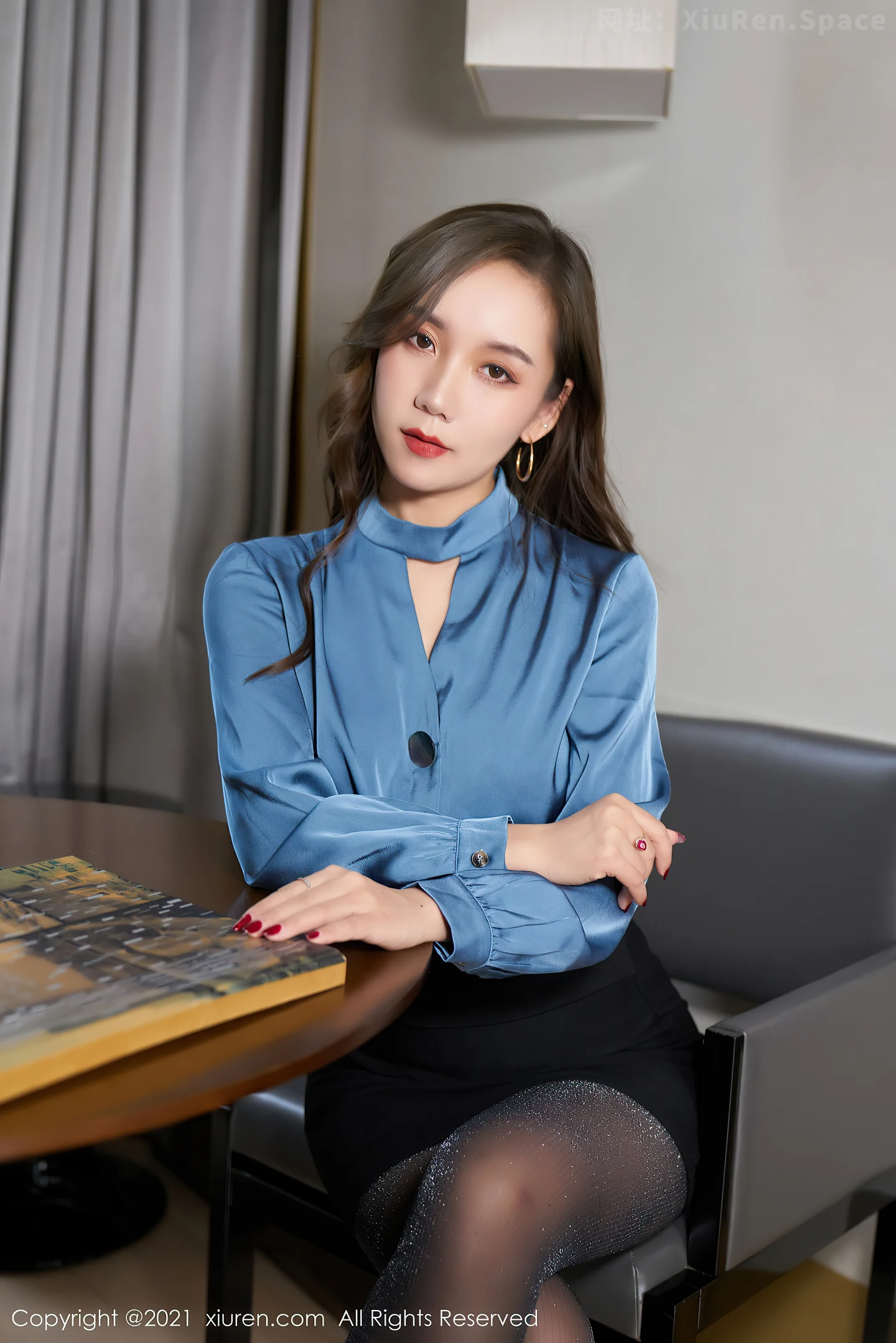 图片[2]-[XiuRen秀人网]VOL.3957 模特艾静香大理旅拍秘书制服主题魅惑黑丝秀翘臀美腿诱惑写真50P-秀人网官方网站